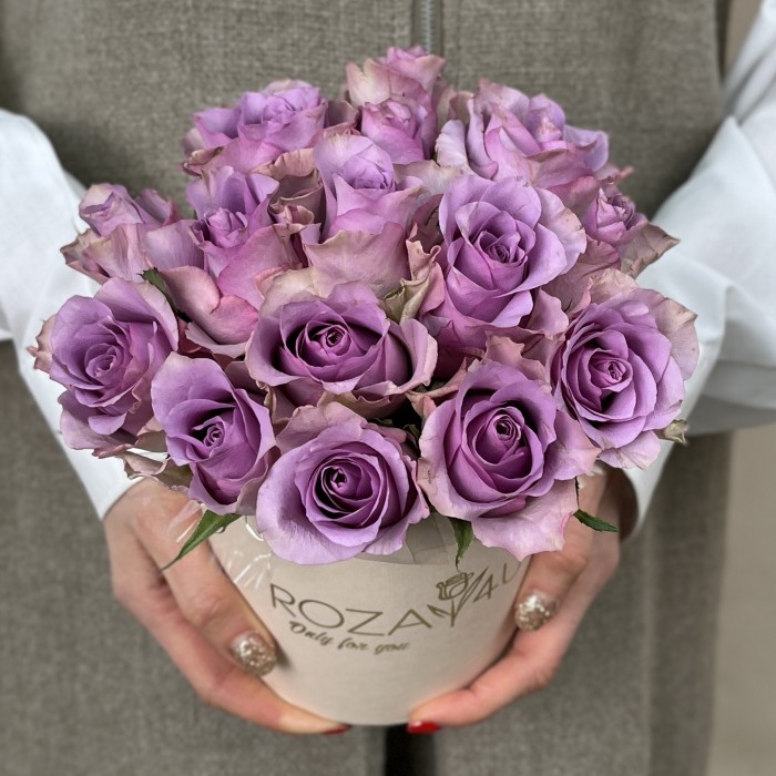 15 сиреневых роз Найтингейл в коробке